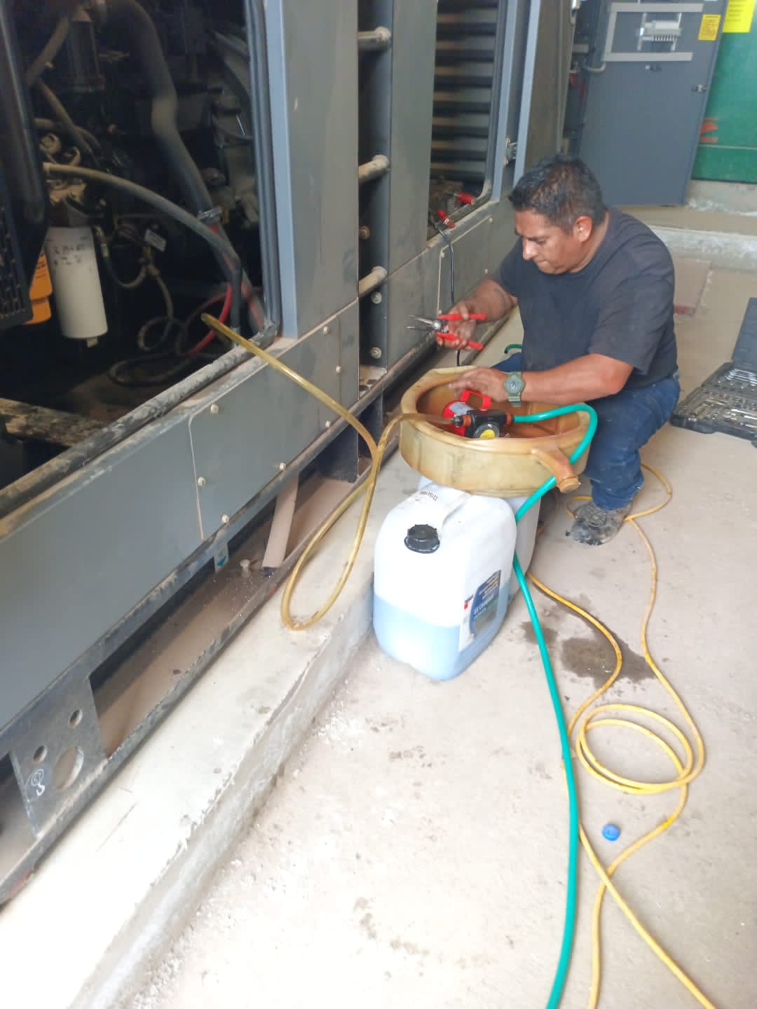 Técnico realizando mantenimiento preventivo