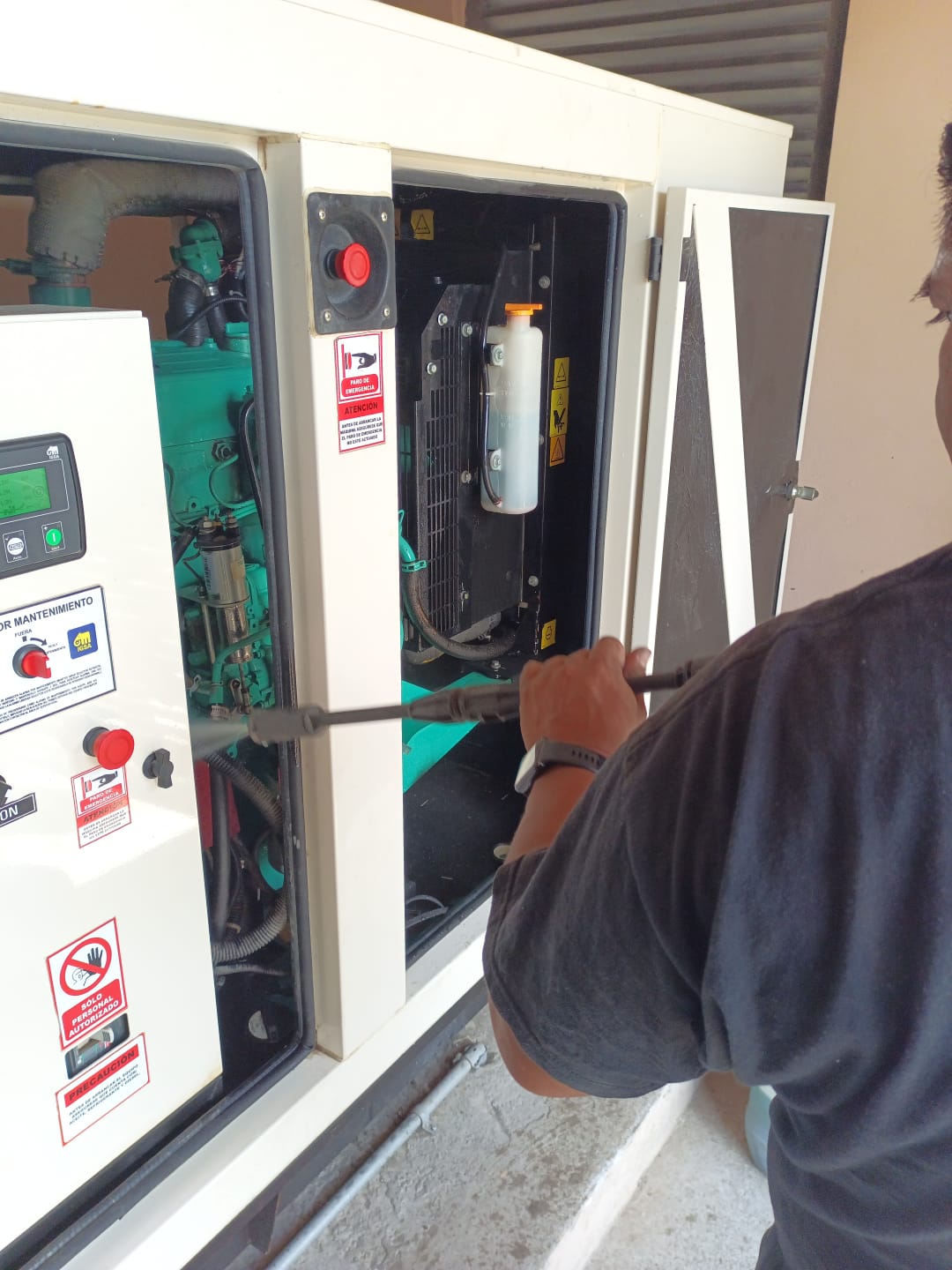 Técnico realizando mantenimiento preventivo