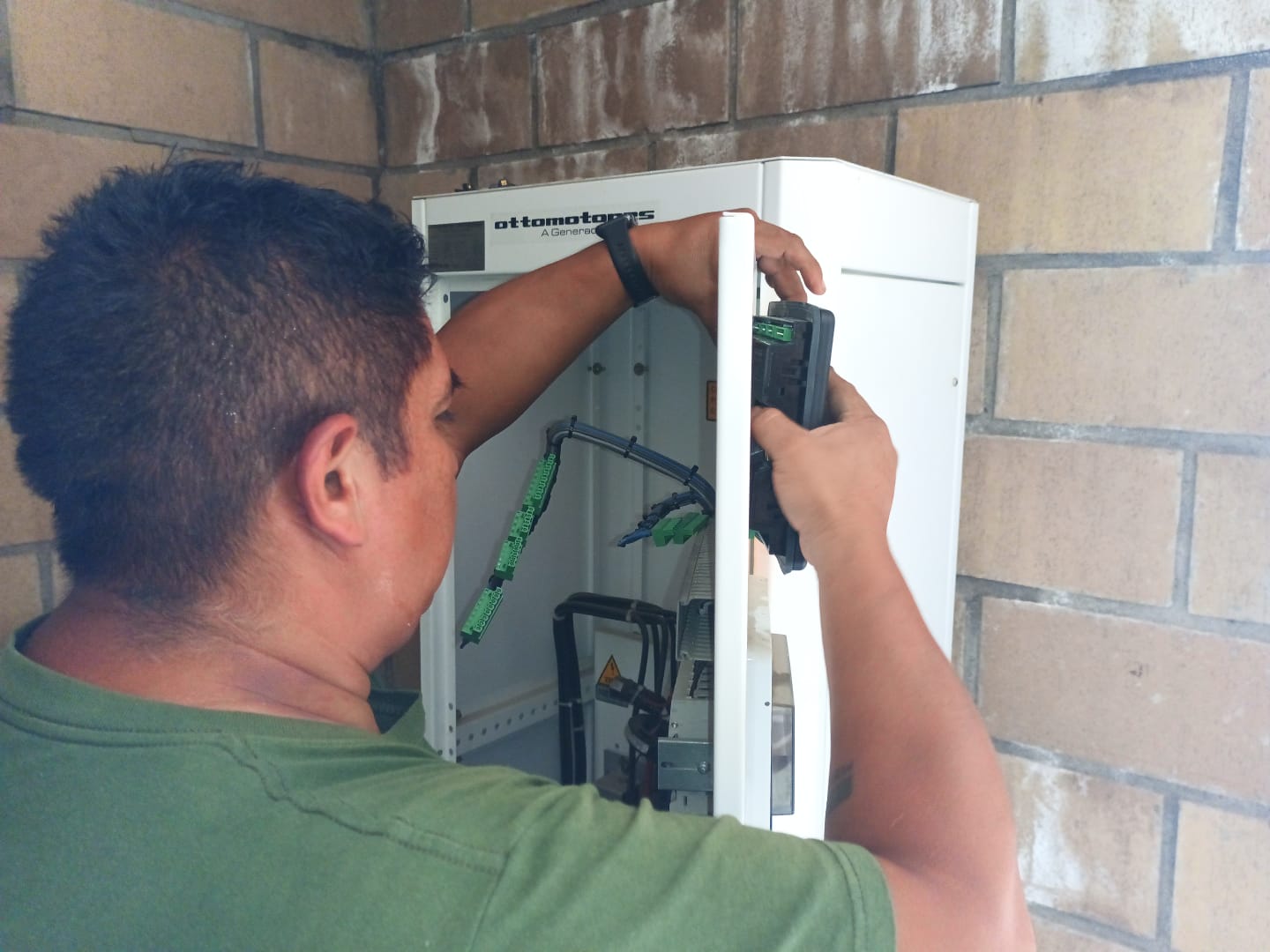 Técnico realizando mantenimiento preventivo