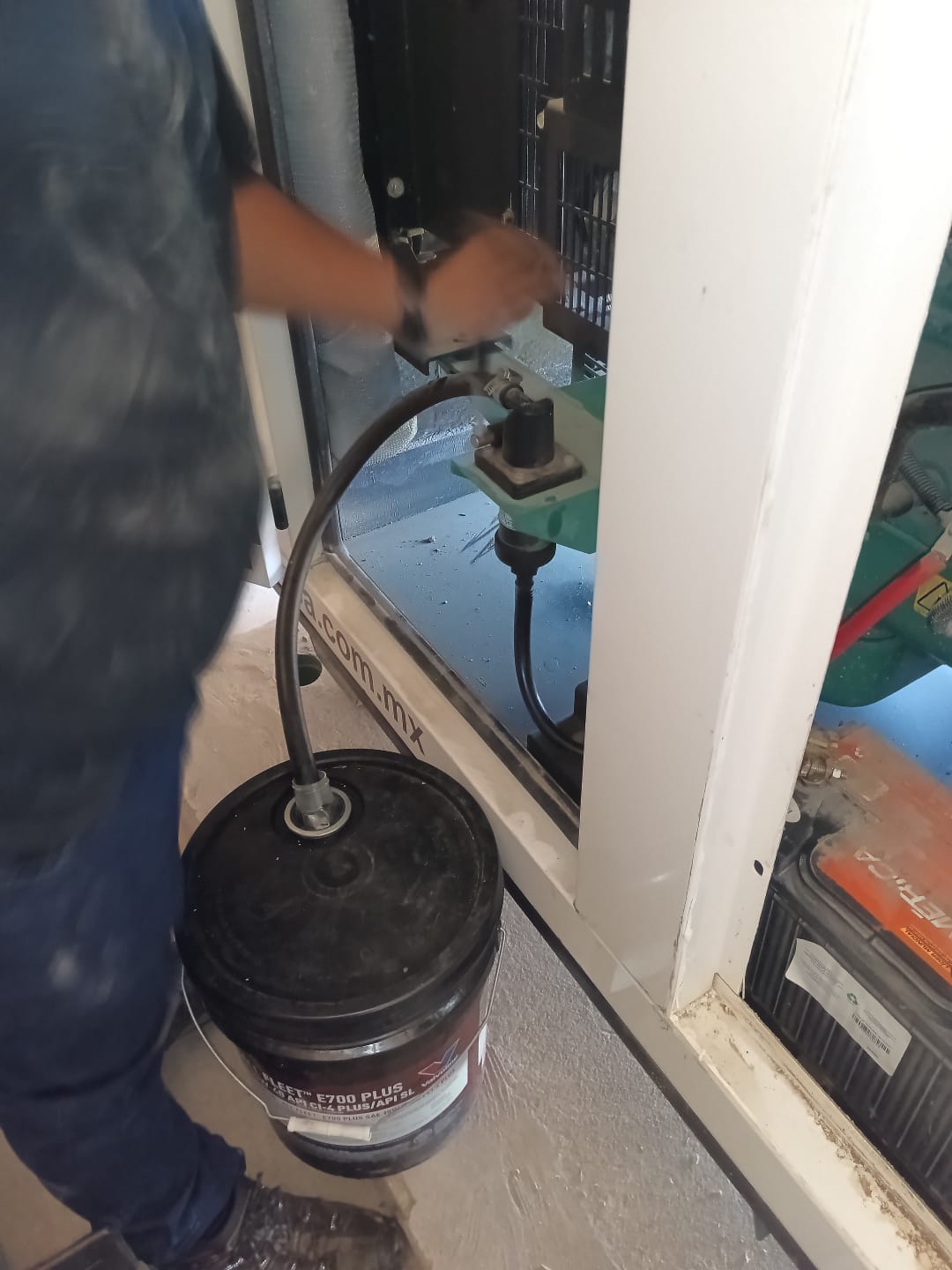 Técnico realizando mantenimiento preventivo