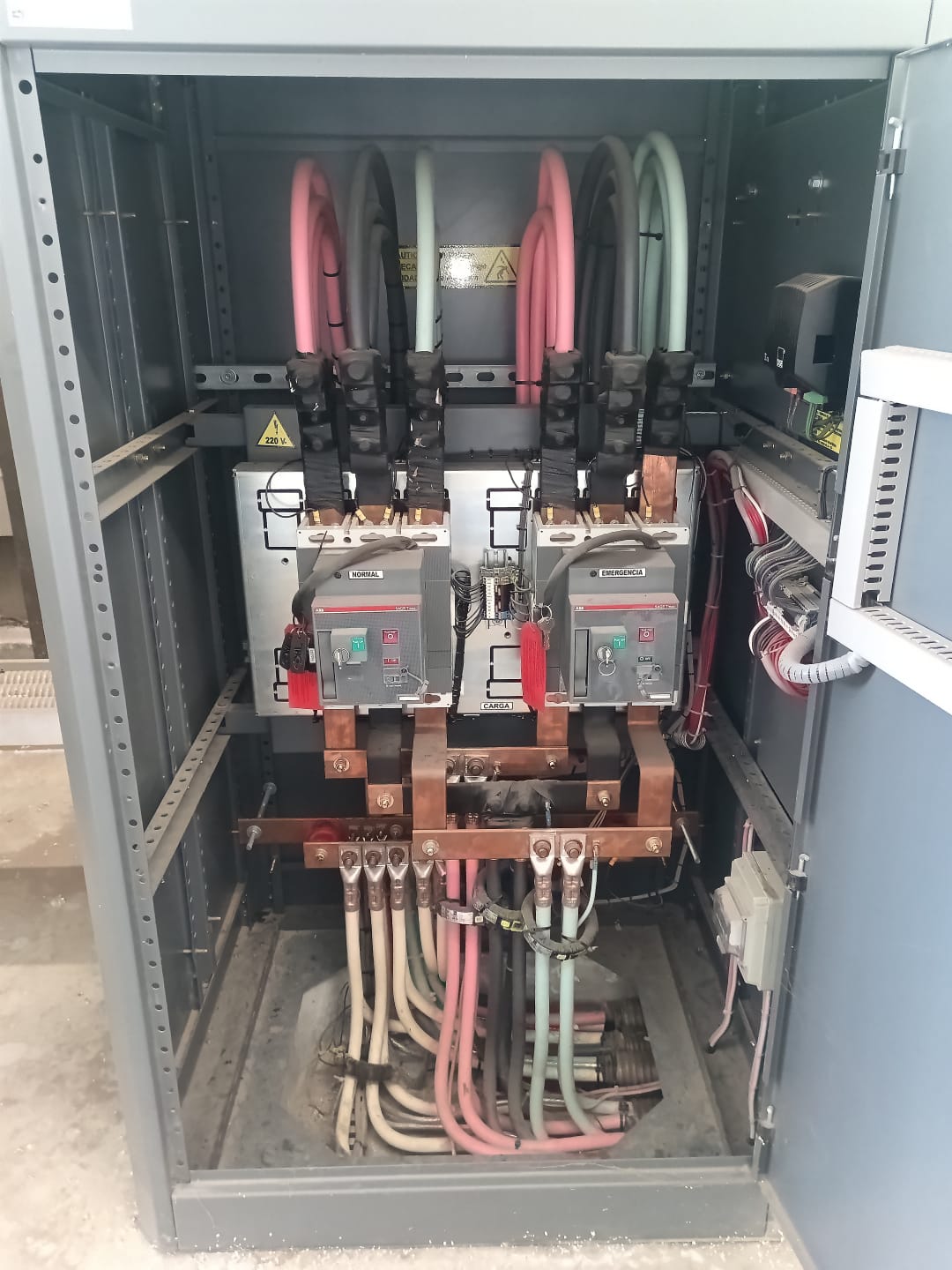 Técnico realizando mantenimiento preventivo