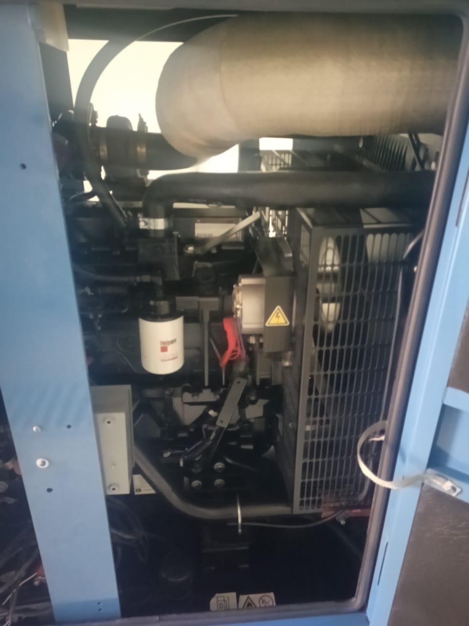 Técnico realizando mantenimiento preventivo