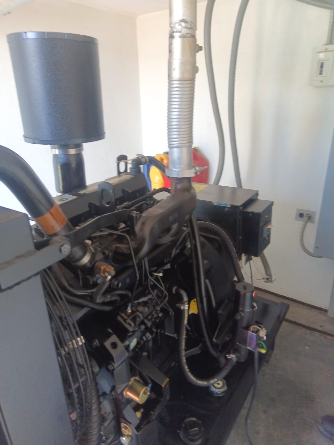 Técnico realizando mantenimiento preventivo