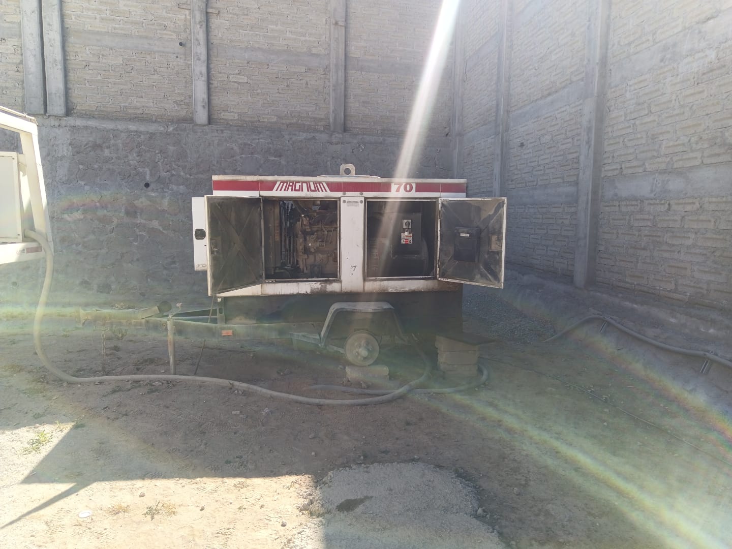 Técnico realizando mantenimiento preventivo